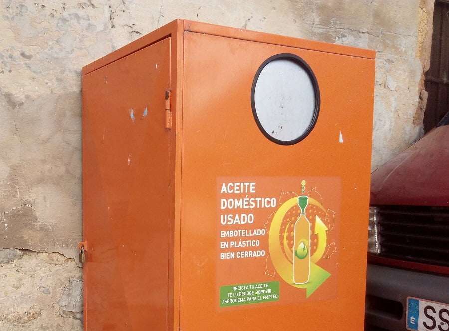 Garden skip for disposing of large building waste